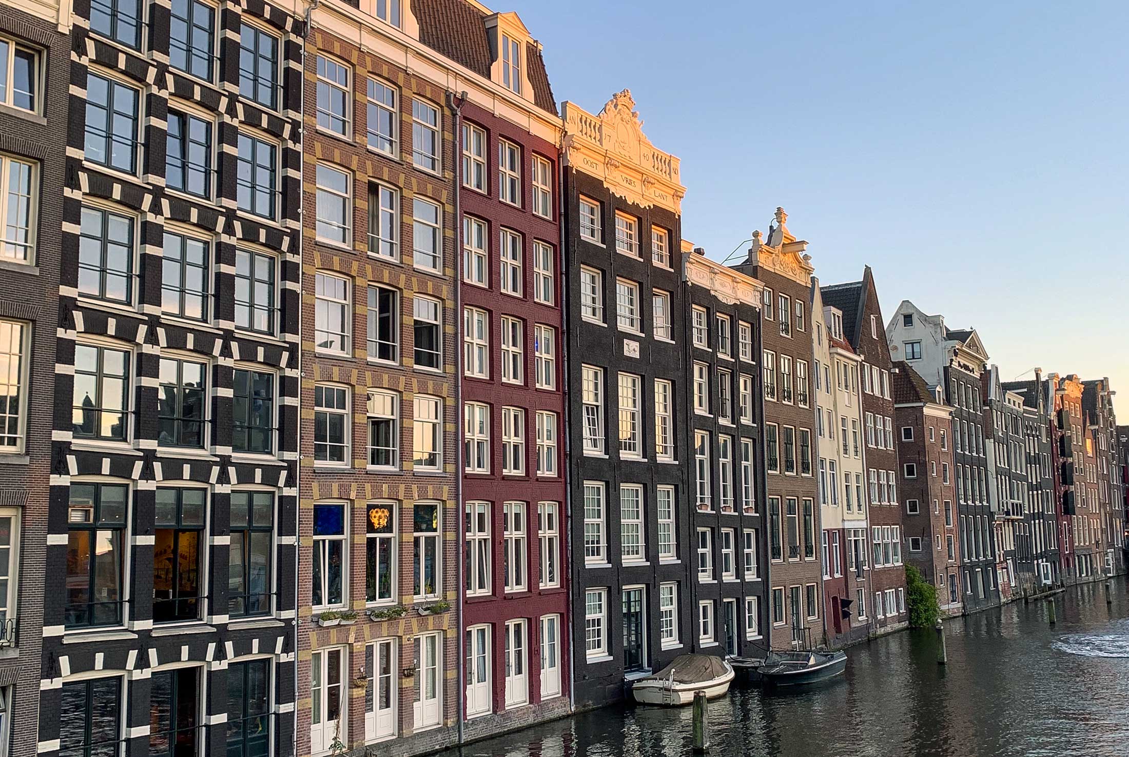 damrak canal amsterdam